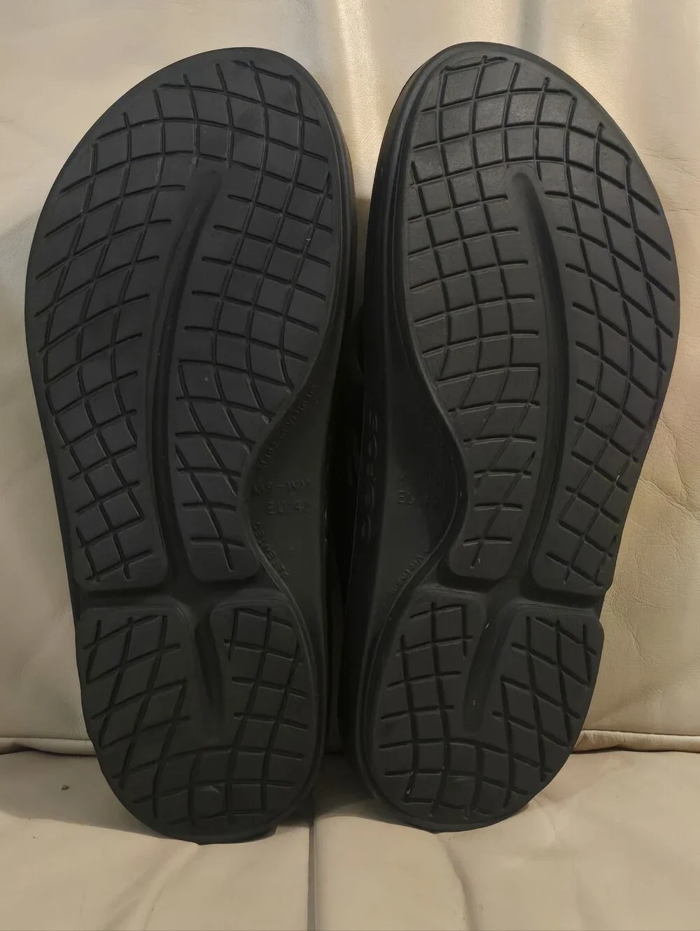 Oofos Men's Black Recovery Flip Flops Men's 9 Women's 11